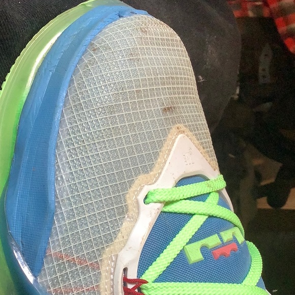 2022 Nike LeBron Sneakers - Picture 5 of 13